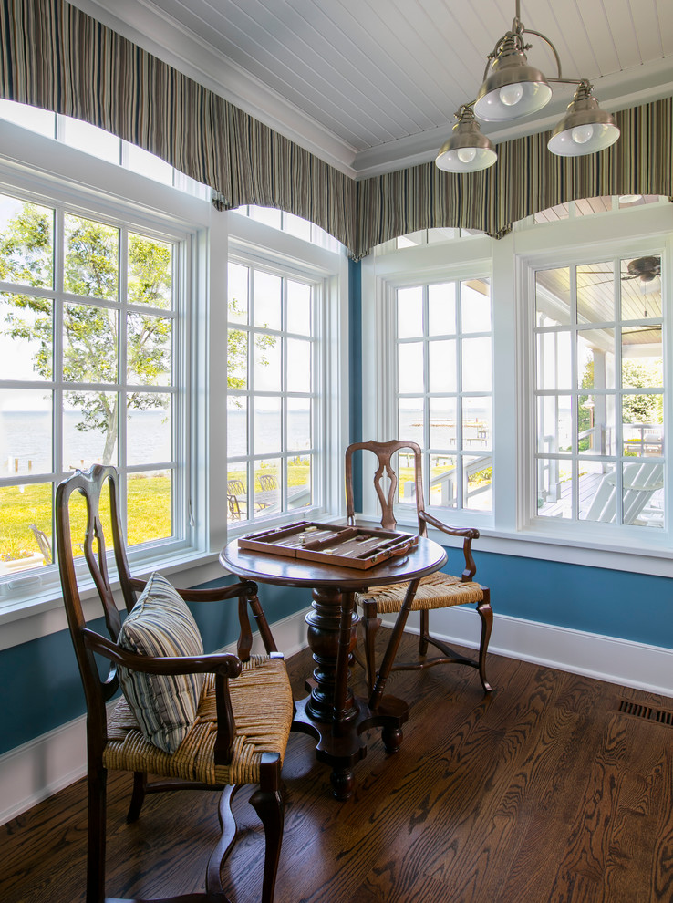 Immagine di un soggiorno chic con pareti blu, pavimento in legno massello medio e pavimento marrone