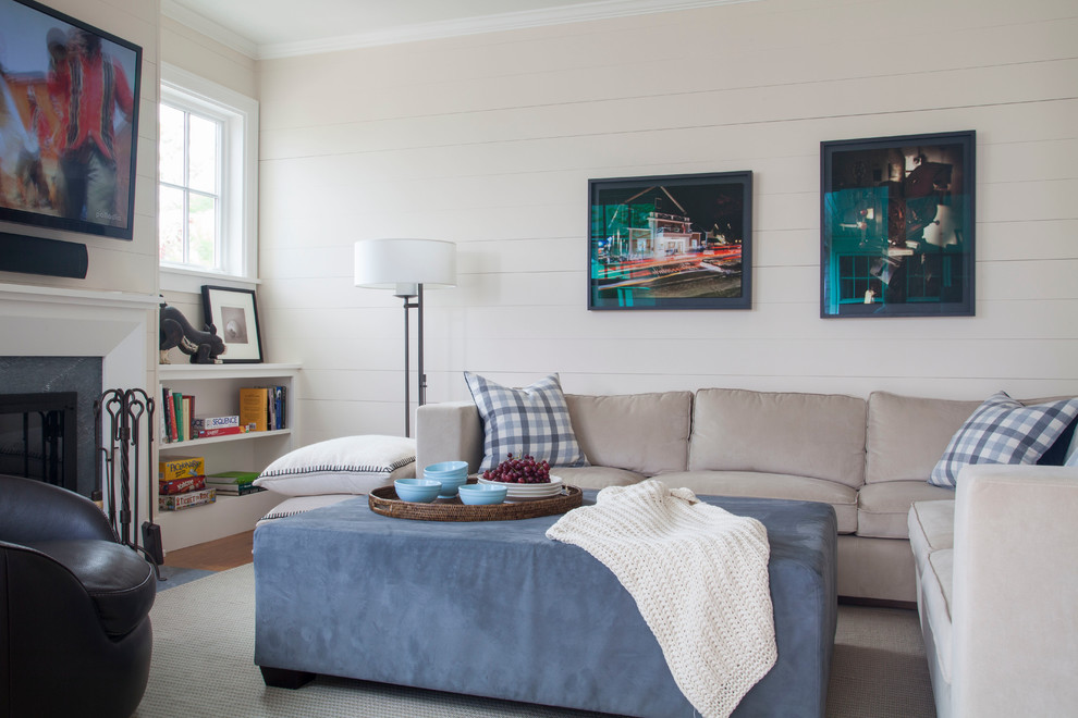 На фото: гостиная комната среднего размера в морском стиле с белыми стенами, стандартным камином и фасадом камина из камня без телевизора