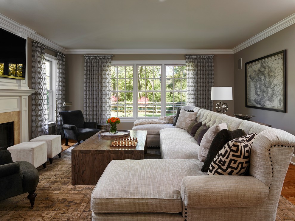 Offenes Klassisches Wohnzimmer mit grauer Wandfarbe, braunem Holzboden, Kaminumrandung aus Holz, TV-Wand und Kamin in Philadelphia