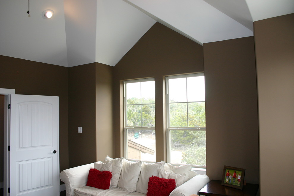 Imagen de sala de estar cerrada campestre de tamaño medio sin chimenea con paredes marrones, suelo de madera oscura, televisor colgado en la pared y suelo marrón