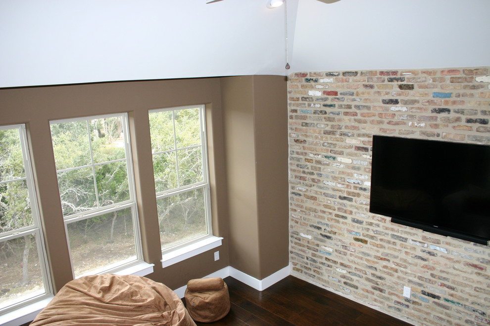 Пример оригинального дизайна: изолированная гостиная комната среднего размера в стиле кантри с коричневыми стенами, темным паркетным полом, телевизором на стене и коричневым полом без камина