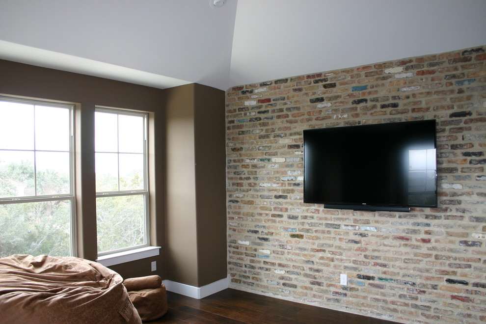 Ejemplo de sala de estar cerrada campestre de tamaño medio sin chimenea con paredes marrones, suelo de madera oscura, televisor colgado en la pared y suelo marrón