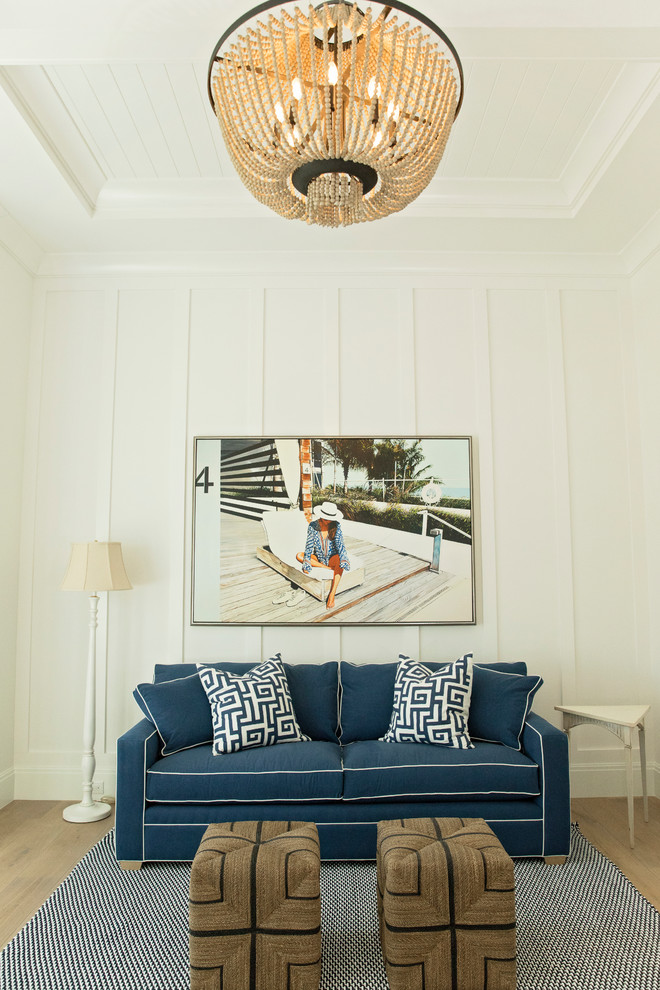 Ispirazione per un soggiorno costiero con pareti bianche, parquet chiaro, pavimento beige e tappeto