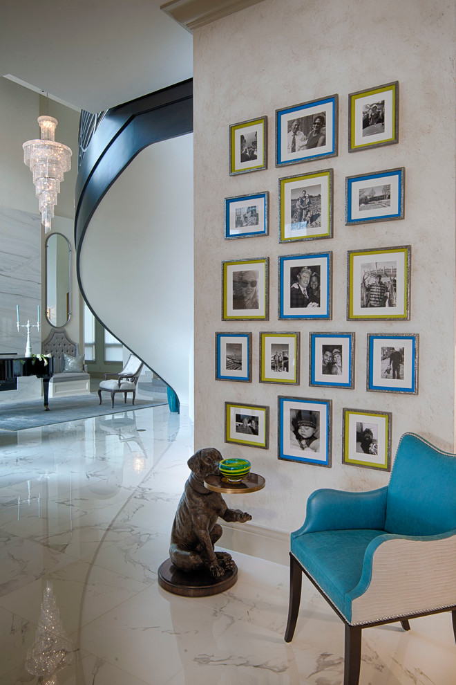 Foto di un soggiorno chic di medie dimensioni e aperto con pareti multicolore, pavimento in gres porcellanato, camino classico e cornice del camino in pietra