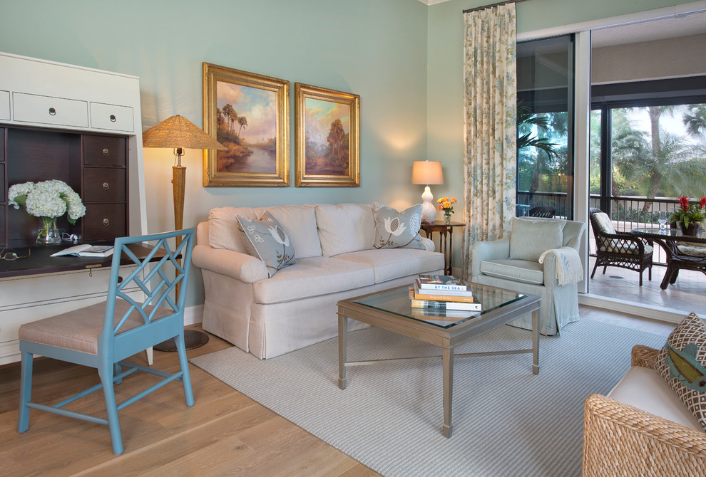 Ispirazione per un soggiorno classico di medie dimensioni e chiuso con pareti blu e parquet chiaro