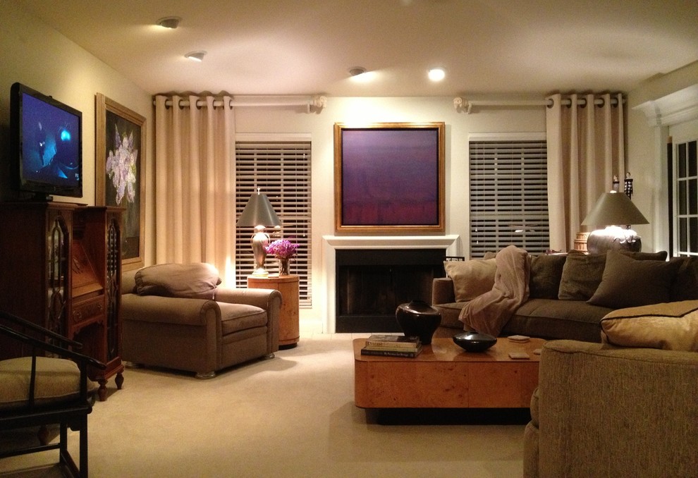 Foto de sala de estar cerrada tradicional pequeña con paredes beige, moqueta, todas las chimeneas, marco de chimenea de metal, televisor colgado en la pared y suelo beige