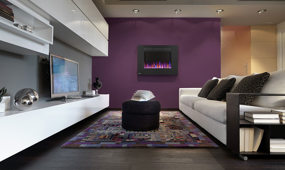 Cette image montre une grande salle de séjour traditionnelle ouverte avec un mur violet, parquet foncé, cheminée suspendue, un manteau de cheminée en plâtre et un téléviseur indépendant.