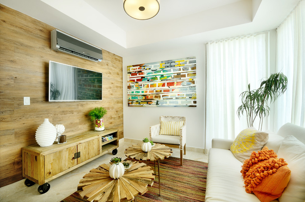 Diseño de sala de estar actual con paredes blancas y televisor colgado en la pared