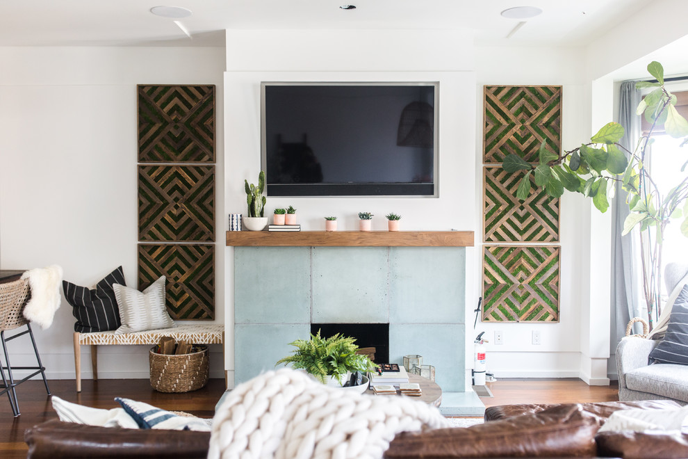 Mittelgroßes, Offenes Modernes Wohnzimmer mit weißer Wandfarbe, dunklem Holzboden, Kamin, Kaminumrandung aus Beton, TV-Wand und braunem Boden in San Francisco