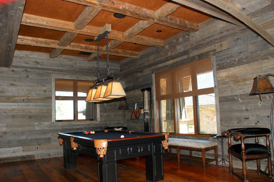 Ispirazione per un grande soggiorno rustico chiuso con sala giochi, pareti marroni e pavimento in legno massello medio