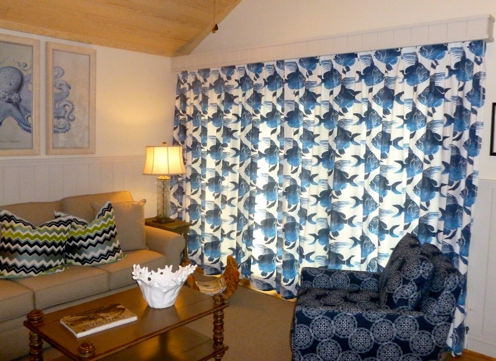 Immagine di un soggiorno stile marino aperto con pareti beige, moquette, nessun camino e nessuna TV