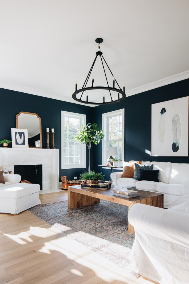 Idee per un soggiorno classico con pareti nere, parquet chiaro, camino classico e pavimento beige