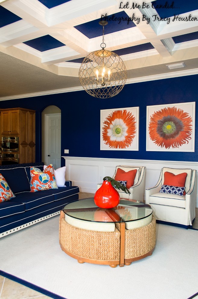 Mittelgroßes, Offenes Wohnzimmer mit blauer Wandfarbe, Porzellan-Bodenfliesen, TV-Wand und beigem Boden in Miami
