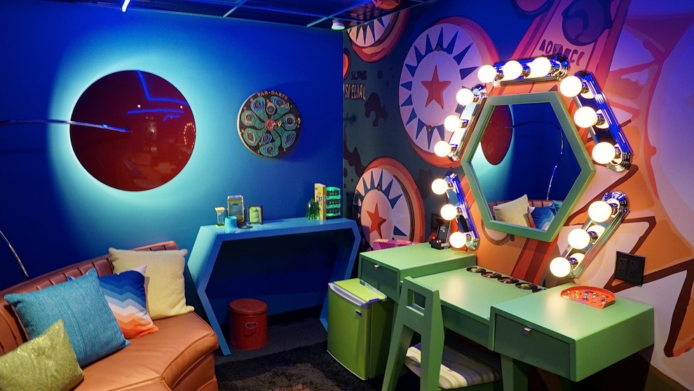 Diseño de sala de estar bohemia pequeña con paredes azules y suelo negro