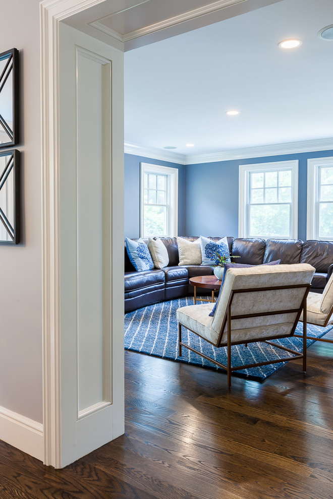 Idee per un soggiorno chic di medie dimensioni e chiuso con pareti blu, parquet scuro e parete attrezzata