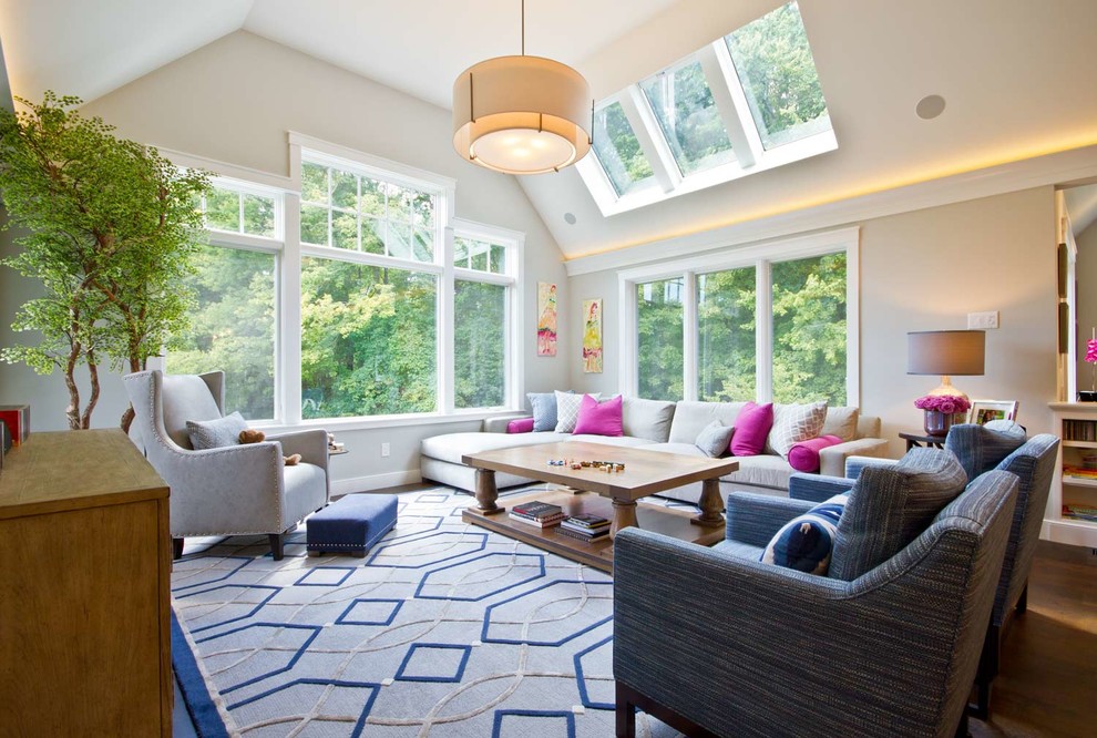 Ejemplo de sala de estar abierta tradicional renovada con paredes grises y alfombra