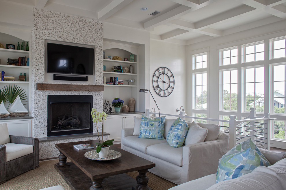 Offenes, Großes Maritimes Wohnzimmer mit Kamin, TV-Wand, weißer Wandfarbe, Teppichboden und Kaminumrandung aus Stein in Jacksonville