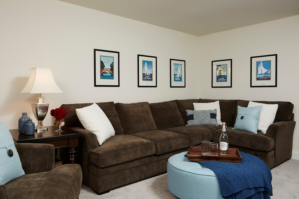 Immagine di un soggiorno chic di medie dimensioni con pareti beige, moquette e nessun camino