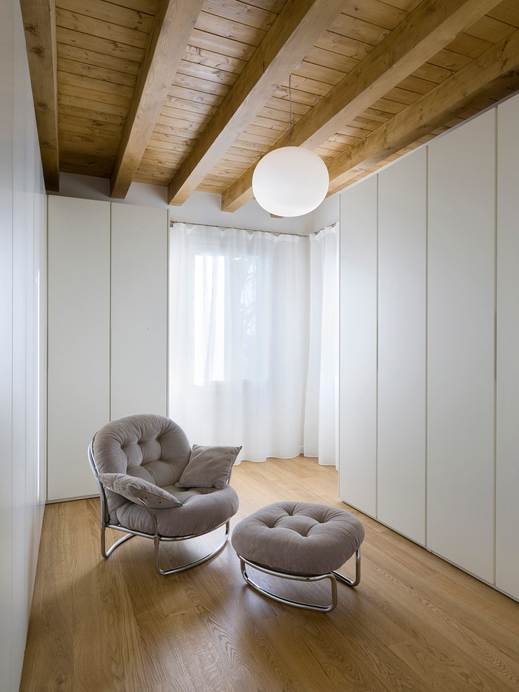Ejemplo de sala de estar contemporánea con paredes blancas y suelo de madera clara