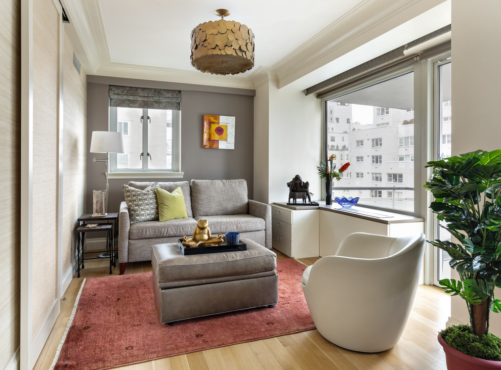 Ejemplo de sala de estar actual con paredes grises, suelo de madera clara y suelo beige