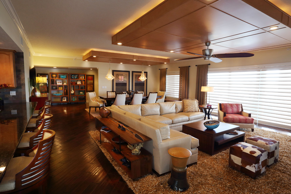 Imagen de sala de estar abierta contemporánea grande con paredes beige y suelo de madera oscura