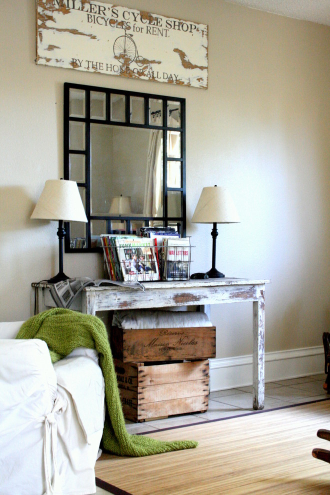 Stilmix Wohnzimmer mit beiger Wandfarbe in Dallas