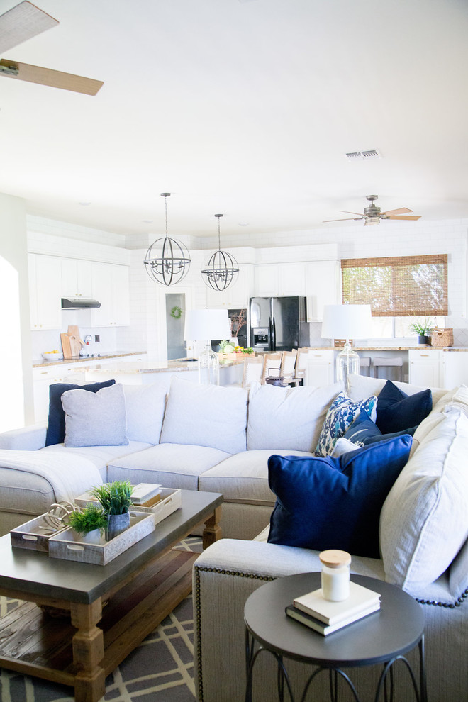 Imagen de sala de estar abierta tradicional renovada grande con paredes grises, moqueta, televisor colgado en la pared y suelo beige