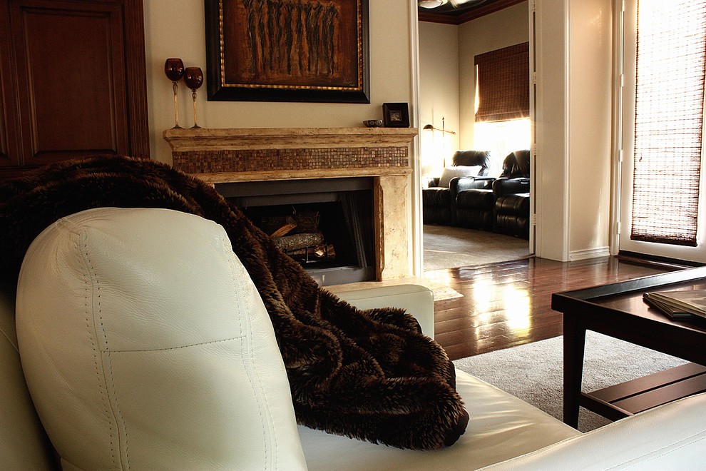 Imagen de sala de estar abierta tradicional renovada de tamaño medio sin televisor con paredes blancas, suelo de madera oscura, todas las chimeneas y marco de chimenea de baldosas y/o azulejos