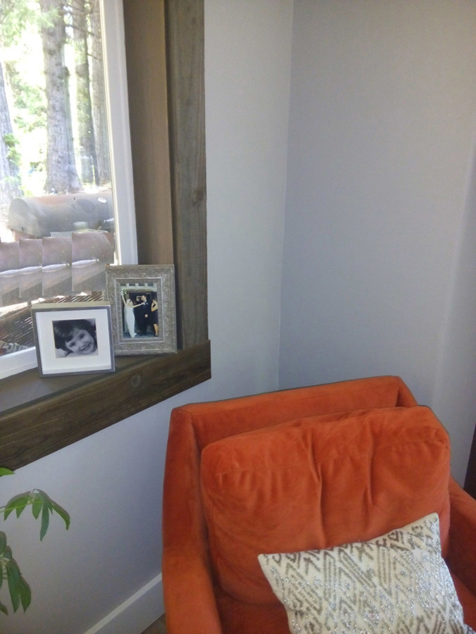 На фото: гостиная комната в стиле неоклассика (современная классика) с серыми стенами