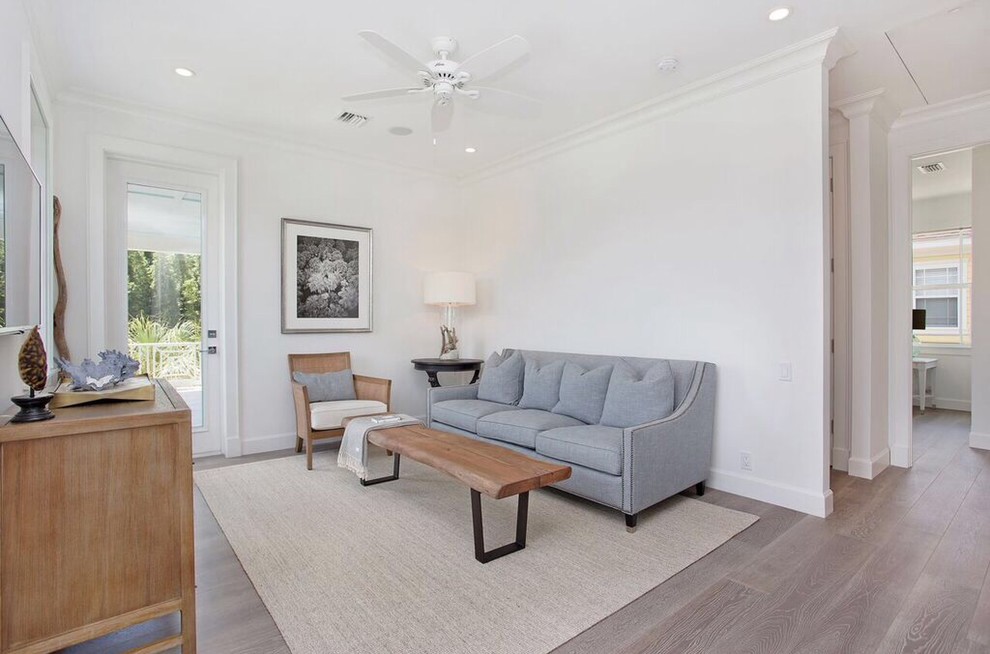 Mittelgroßes Maritimes Wohnzimmer ohne Kamin mit weißer Wandfarbe und hellem Holzboden in Tampa