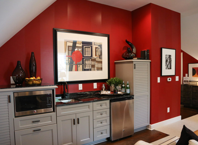 Diseño de sala de estar tradicional con paredes rojas