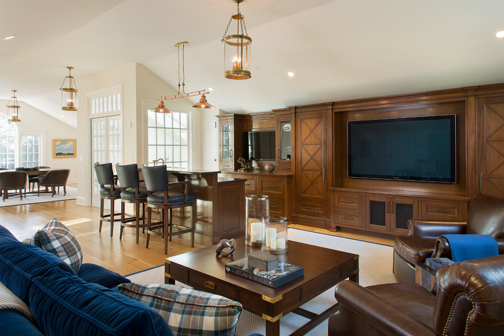 Ejemplo de sala de estar abierta clásica con paredes blancas, suelo de madera en tonos medios, televisor colgado en la pared y suelo marrón