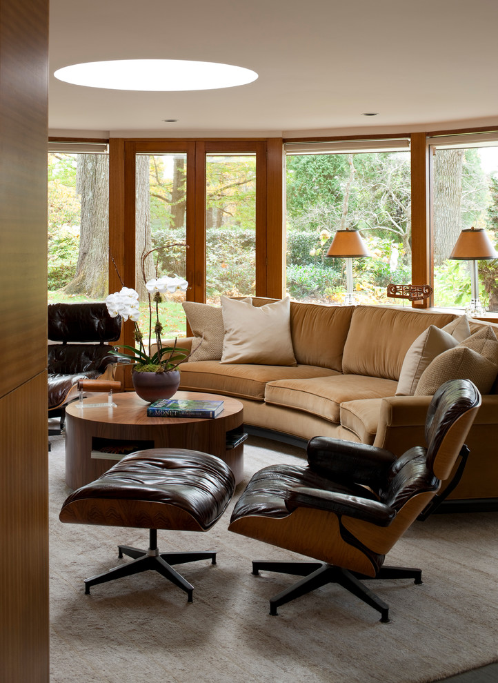 Immagine di un soggiorno design di medie dimensioni e chiuso con pareti beige, moquette, nessun camino e nessuna TV