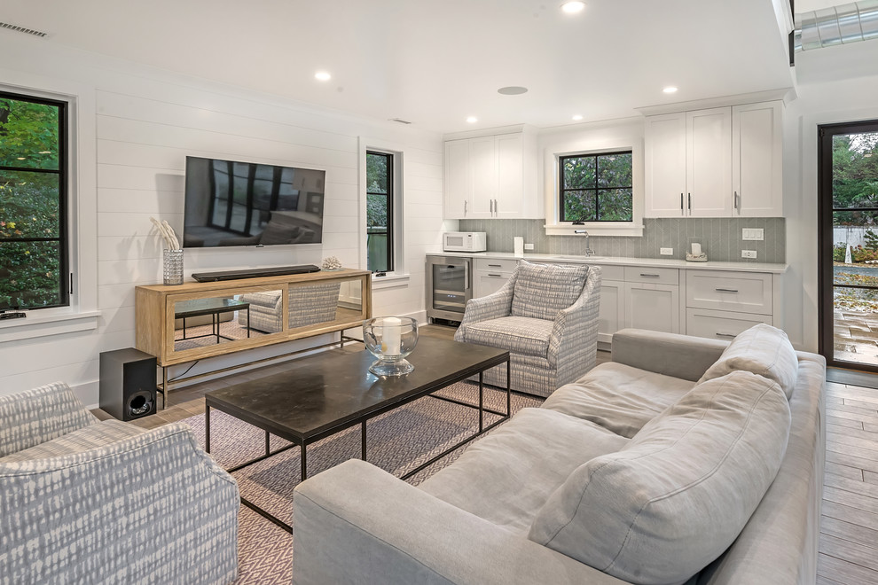 Maritimes Wohnzimmer ohne Kamin mit weißer Wandfarbe, hellem Holzboden und TV-Wand in New York