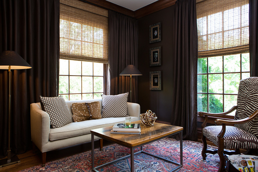 На фото: гостиная комната в классическом стиле с коричневыми стенами