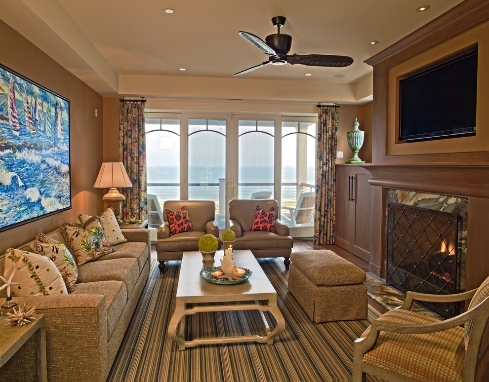 Foto di un soggiorno design chiuso con pareti beige, camino classico e TV a parete