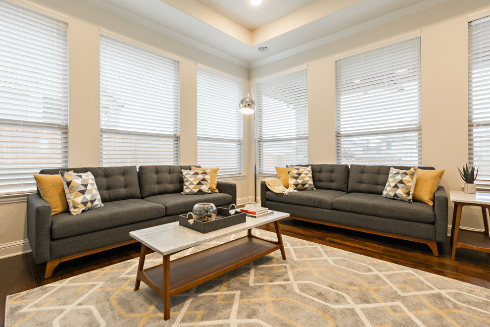 Ejemplo de sala de estar clásica renovada con paredes blancas y suelo de madera oscura