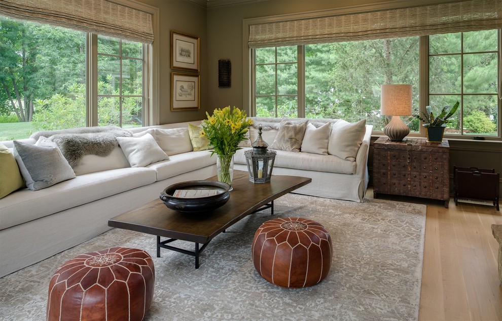 Immagine di un grande soggiorno chiuso con pareti multicolore, parquet chiaro e tappeto