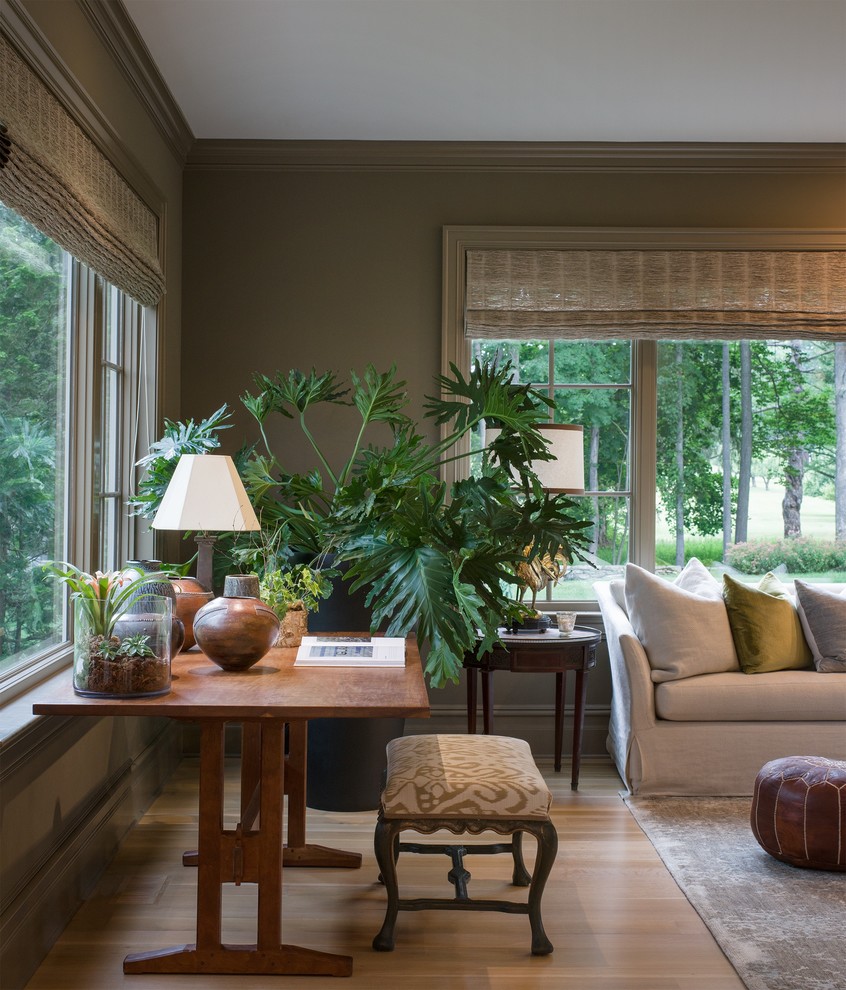 Foto di un grande soggiorno chiuso con parquet chiaro e pareti verdi