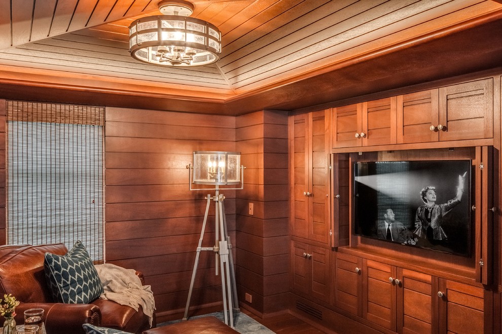 Idées déco pour une salle de séjour bord de mer avec un mur marron, un sol en bois brun, un téléviseur fixé au mur et un sol marron.