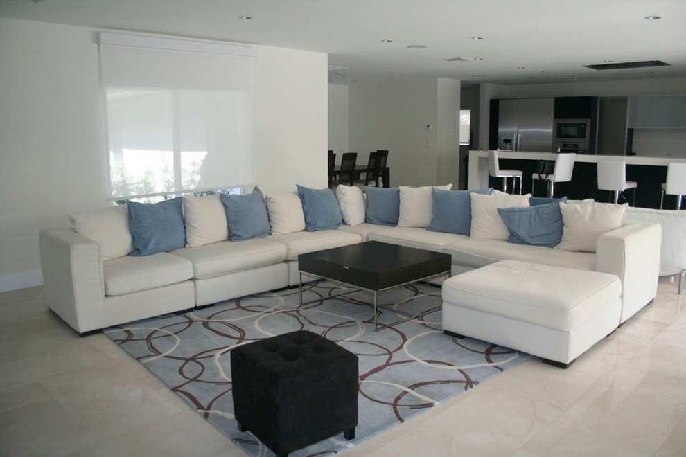 Idées déco pour une grande salle de séjour moderne ouverte avec un mur blanc et un sol en marbre.