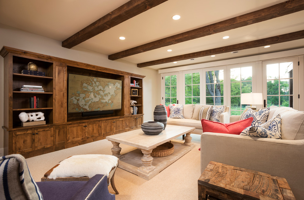 Diseño de sala de estar abierta tradicional grande sin chimenea con paredes beige, moqueta, pared multimedia, suelo beige y alfombra