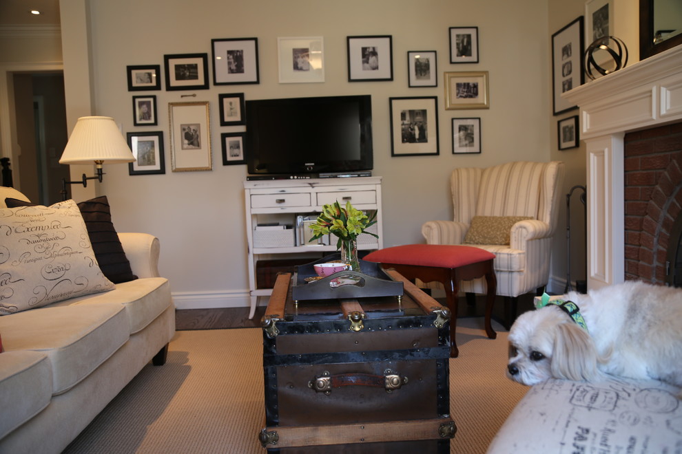 Foto di un piccolo soggiorno chic aperto con pareti grigie, parquet scuro, camino classico, cornice del camino in legno e TV autoportante