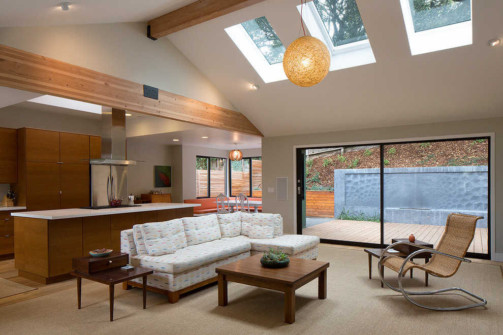 Diseño de sala de estar abierta minimalista de tamaño medio con paredes blancas y suelo de madera clara