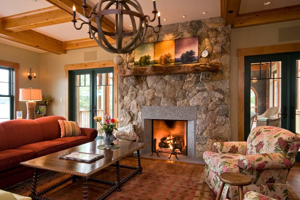 Modelo de sala de estar rural con paredes beige, todas las chimeneas y marco de chimenea de piedra