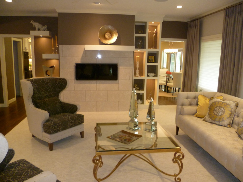 Свежая идея для дизайна: большая гостиная комната в стиле неоклассика (современная классика) с коричневыми стенами, ковровым покрытием, горизонтальным камином и фасадом камина из плитки - отличное фото интерьера