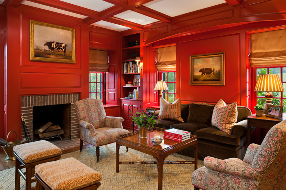 Idée de décoration pour une salle de séjour tradition avec un mur rouge et un manteau de cheminée en brique.