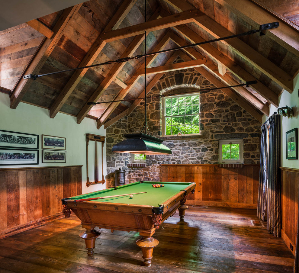 Landhausstil Wohnzimmer mit braunem Holzboden in Philadelphia