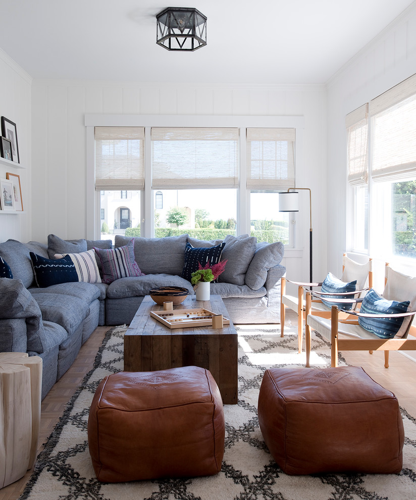 Idee per un soggiorno stile marino con pareti bianche, pavimento in legno massello medio e tappeto