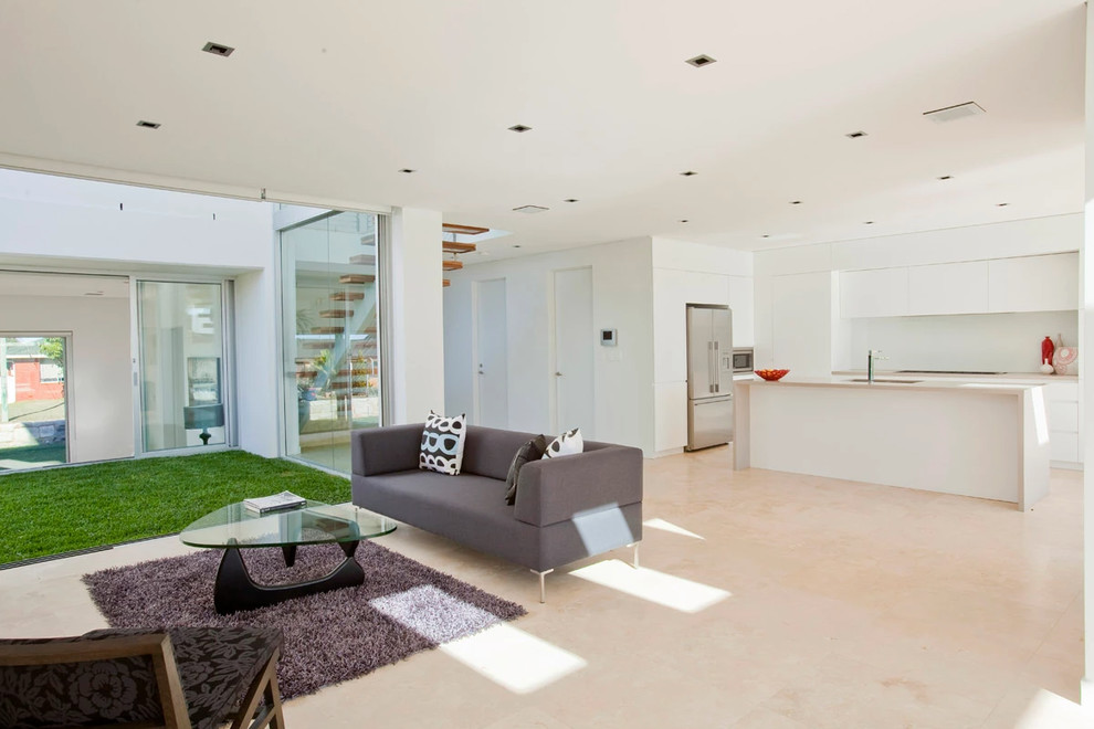 Cette image montre une très grande salle de séjour design avec un sol beige.